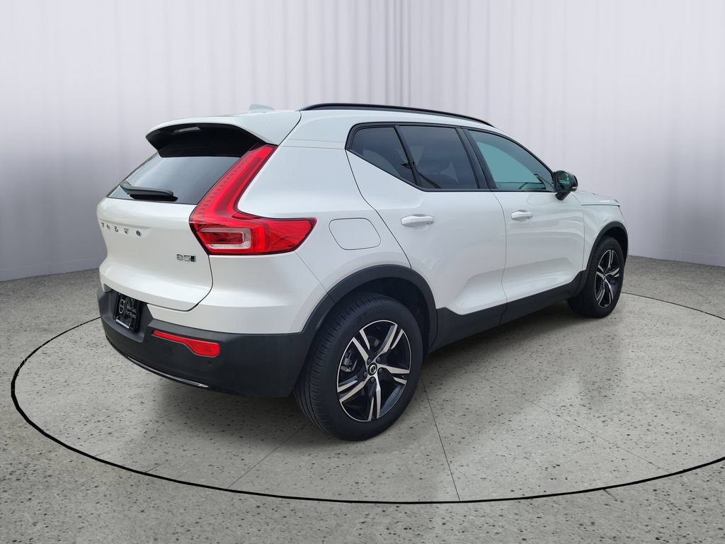 New 2026 Volvo XC40 B5 Core AWD/4WD image 2