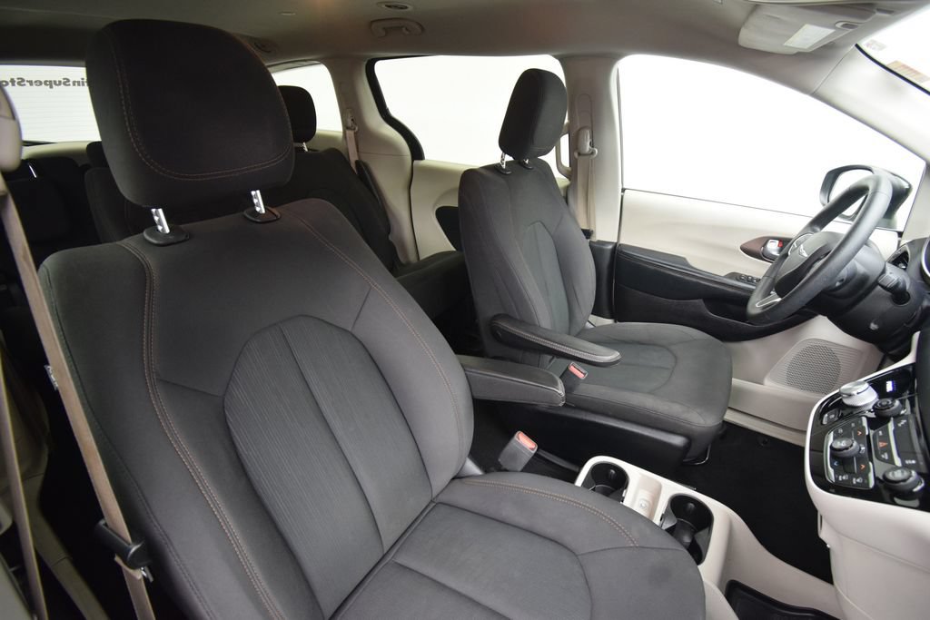 Used 2019 Chrysler Pacifica L FWD image 16