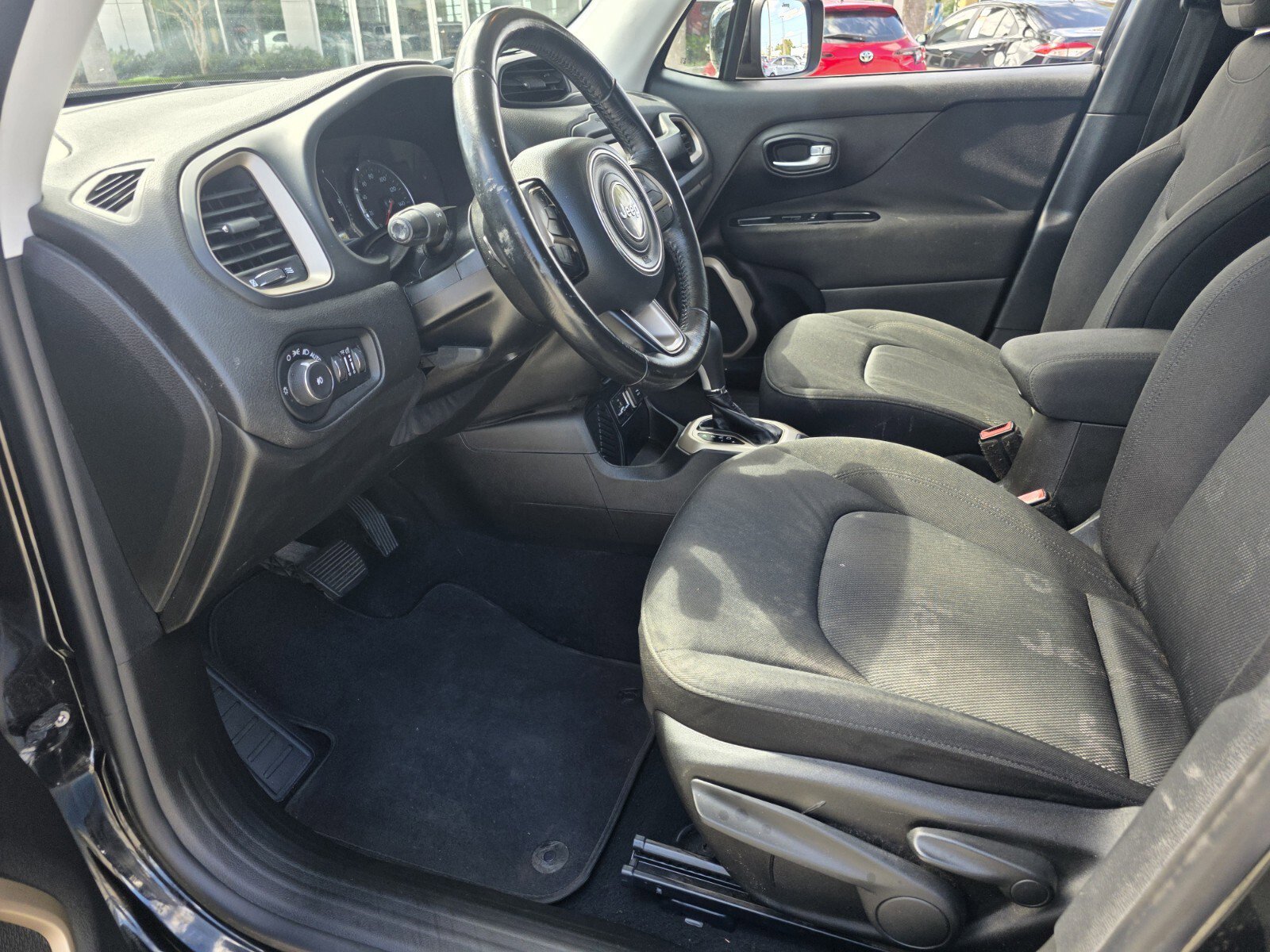 Used 2016 Jeep Renegade Latitude FWD image 8