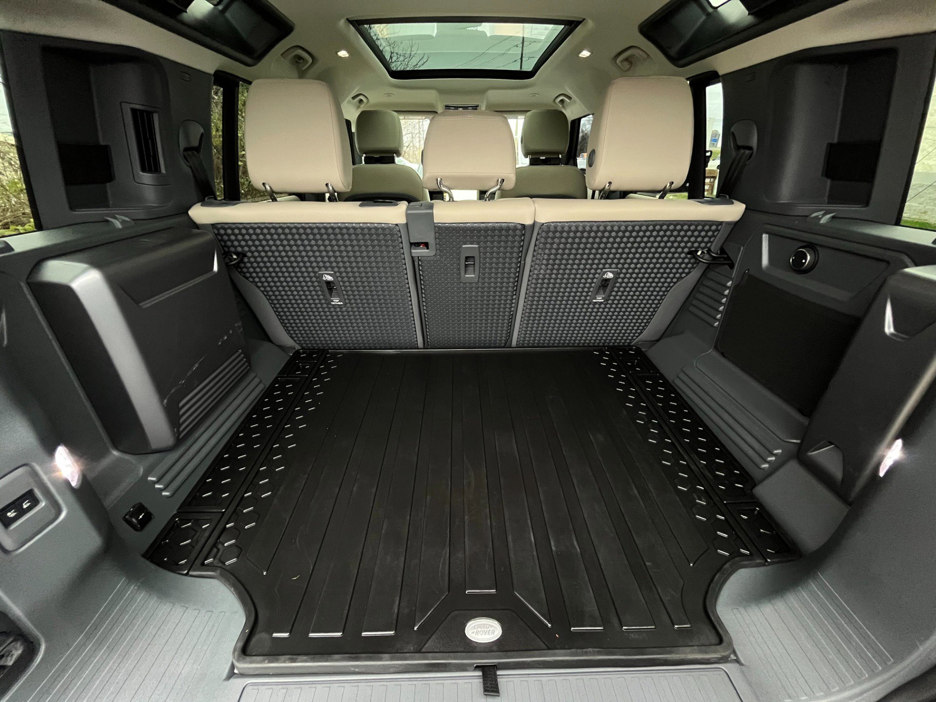 Used 2024 Land Rover Defender 110 SE image 29