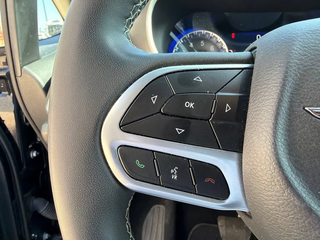 Used 2025 Chrysler Pacifica Select FWD image 29