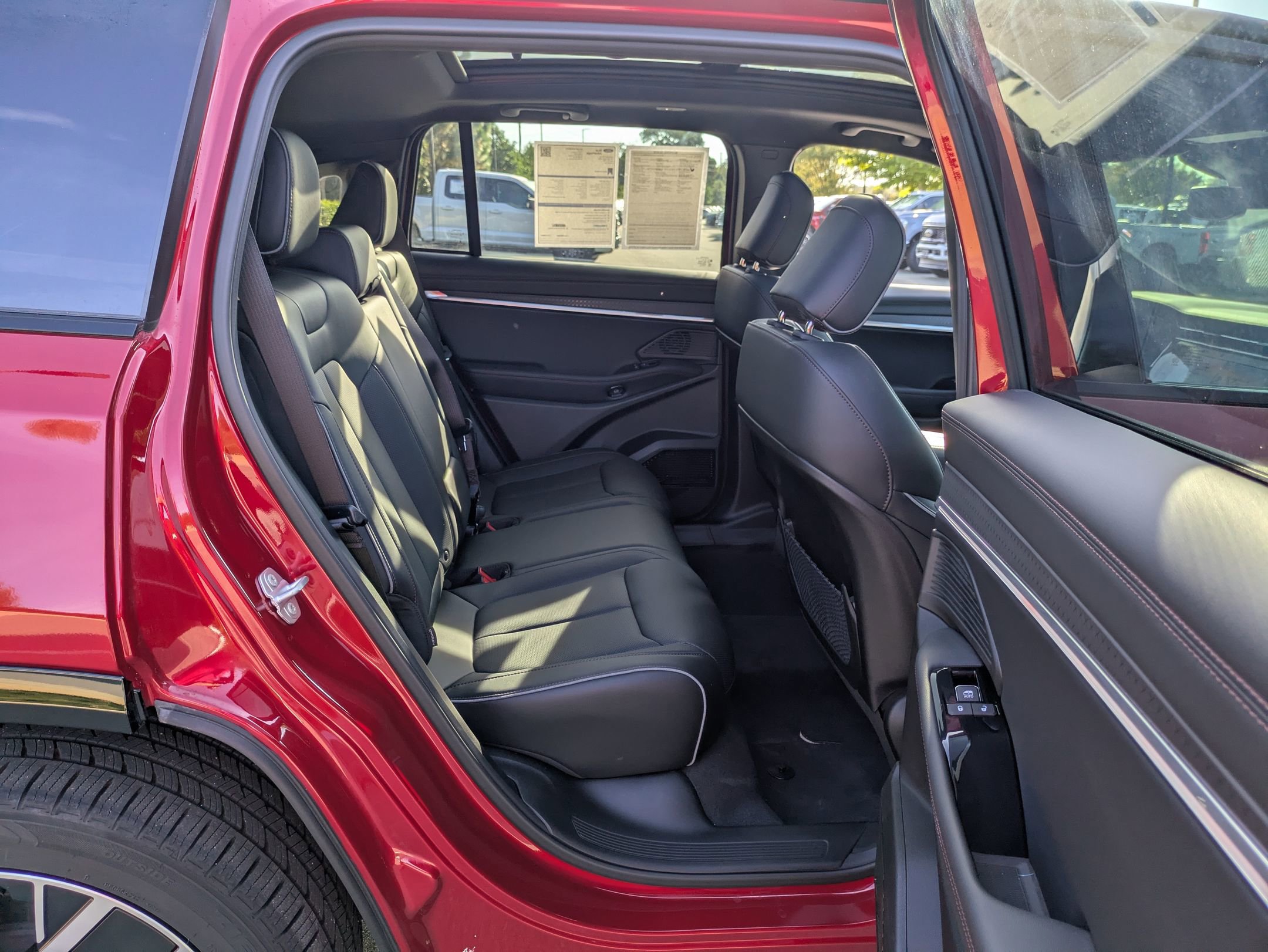 Used 2025 Jeep Wagoneer Limited image 34