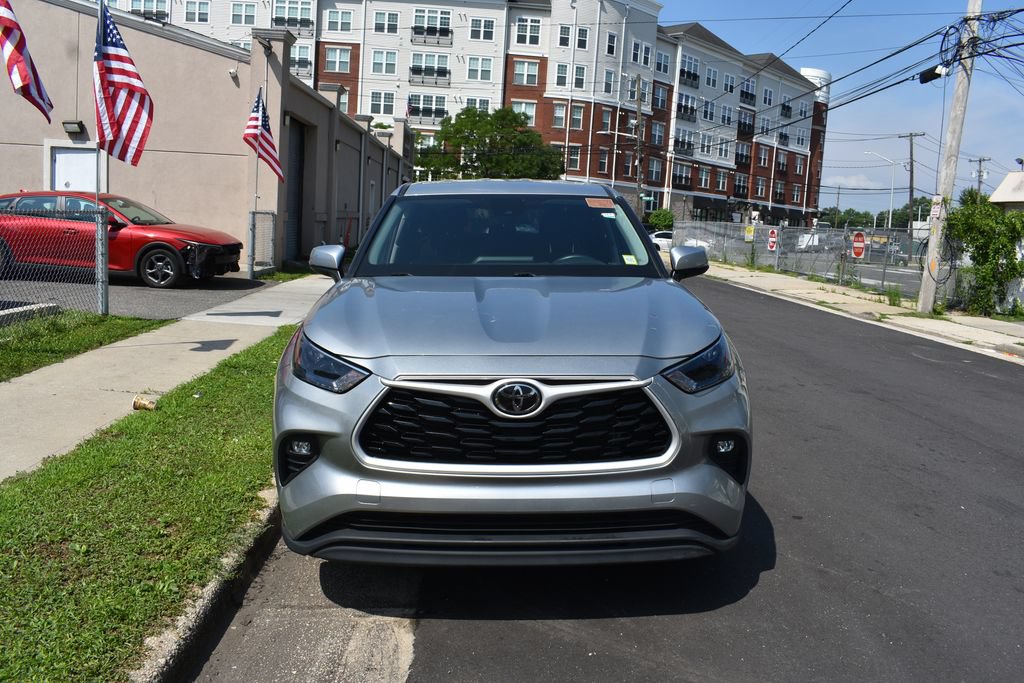 Used 2025 Toyota Highlander LE FWD image 3