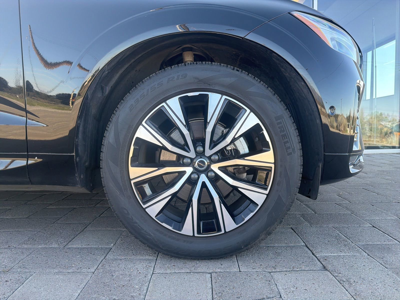Used 2025 Volvo XC60 B5 Plus AWD/4WD image 8