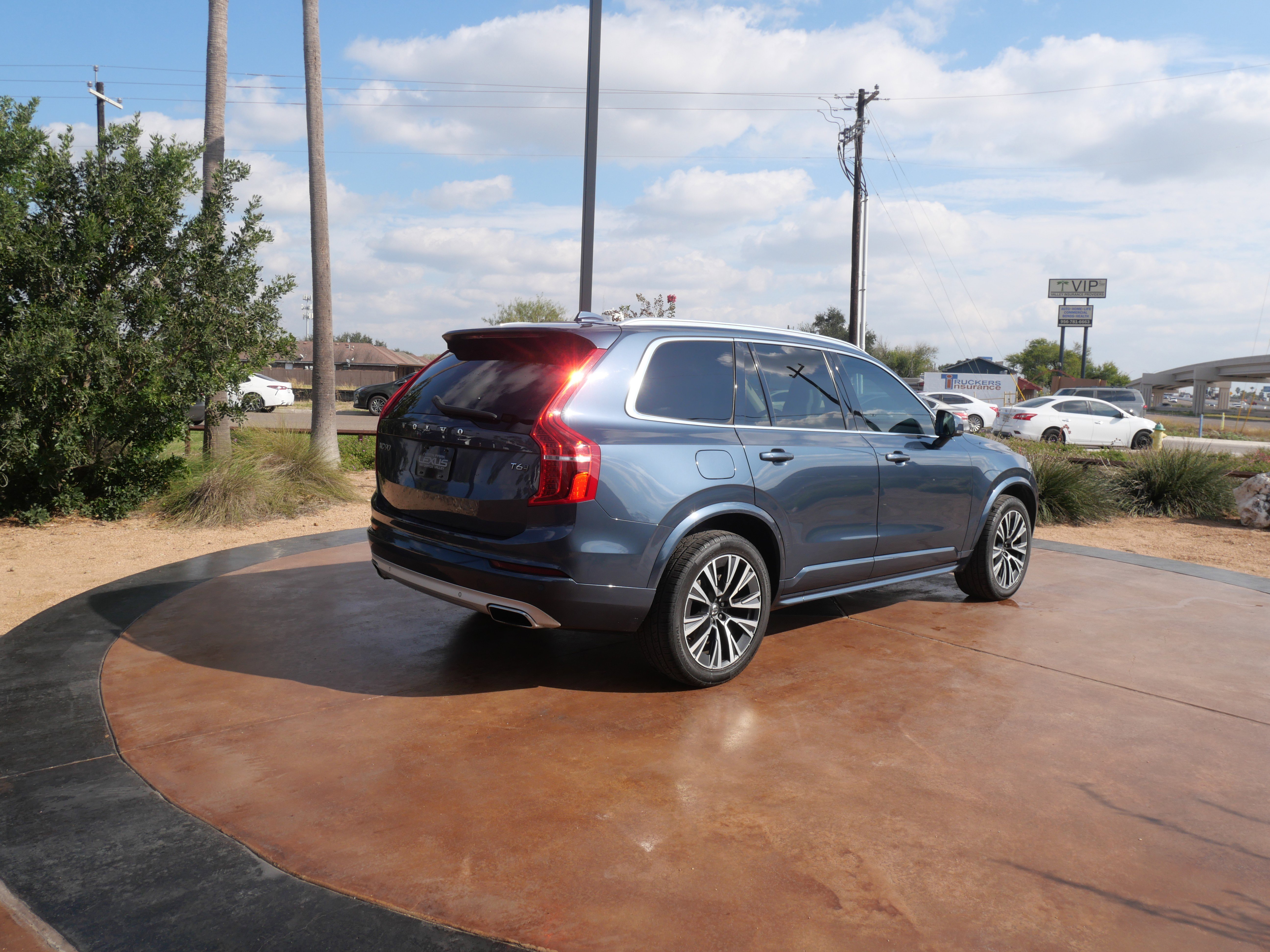 Used 2021 Volvo XC90 T6 Momentum image 2