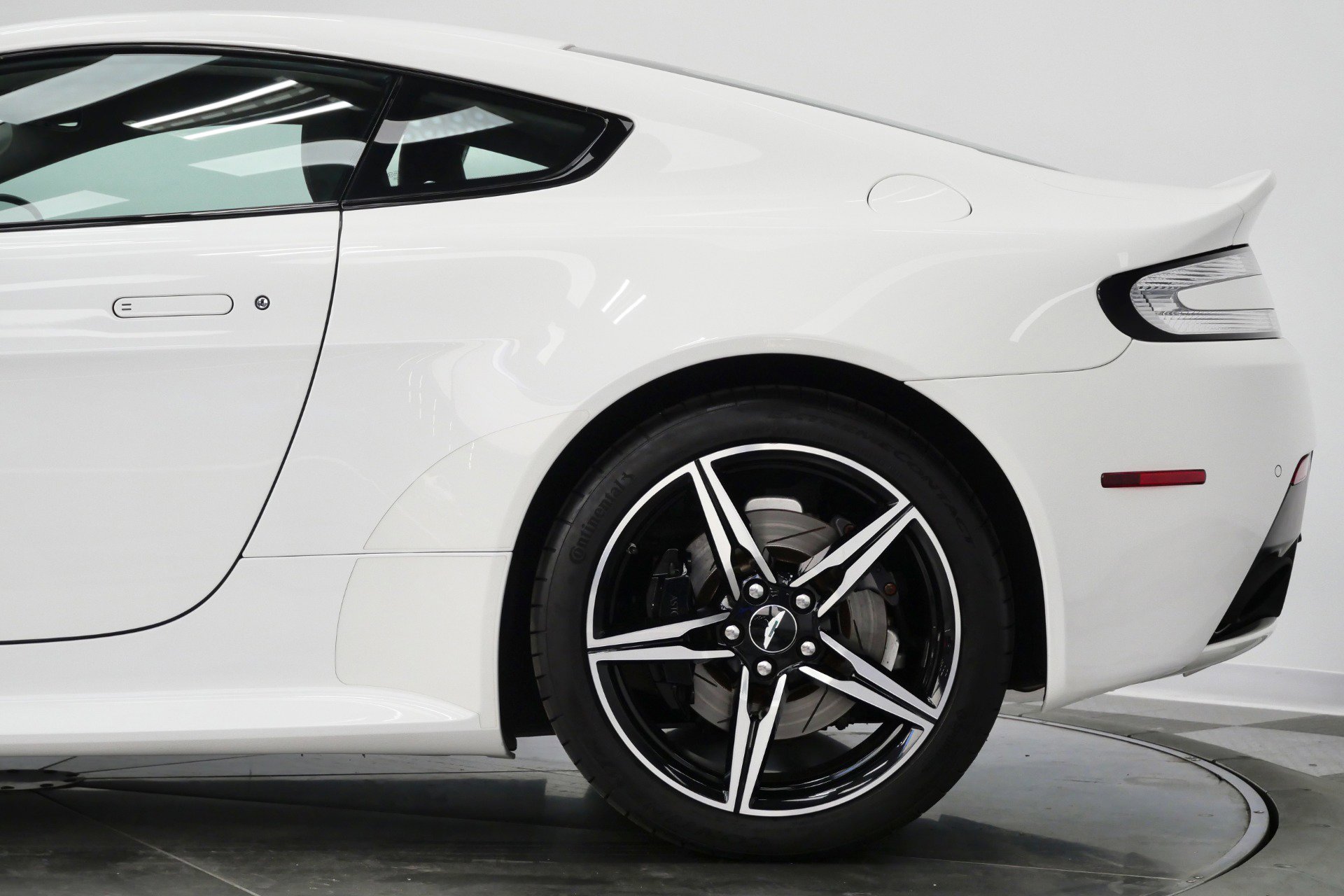 Used 2016 Aston Martin V8 Vantage GT RWD image 40