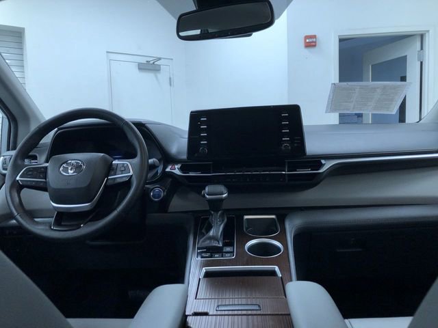 Used 2021 Toyota Sienna XLE image 17