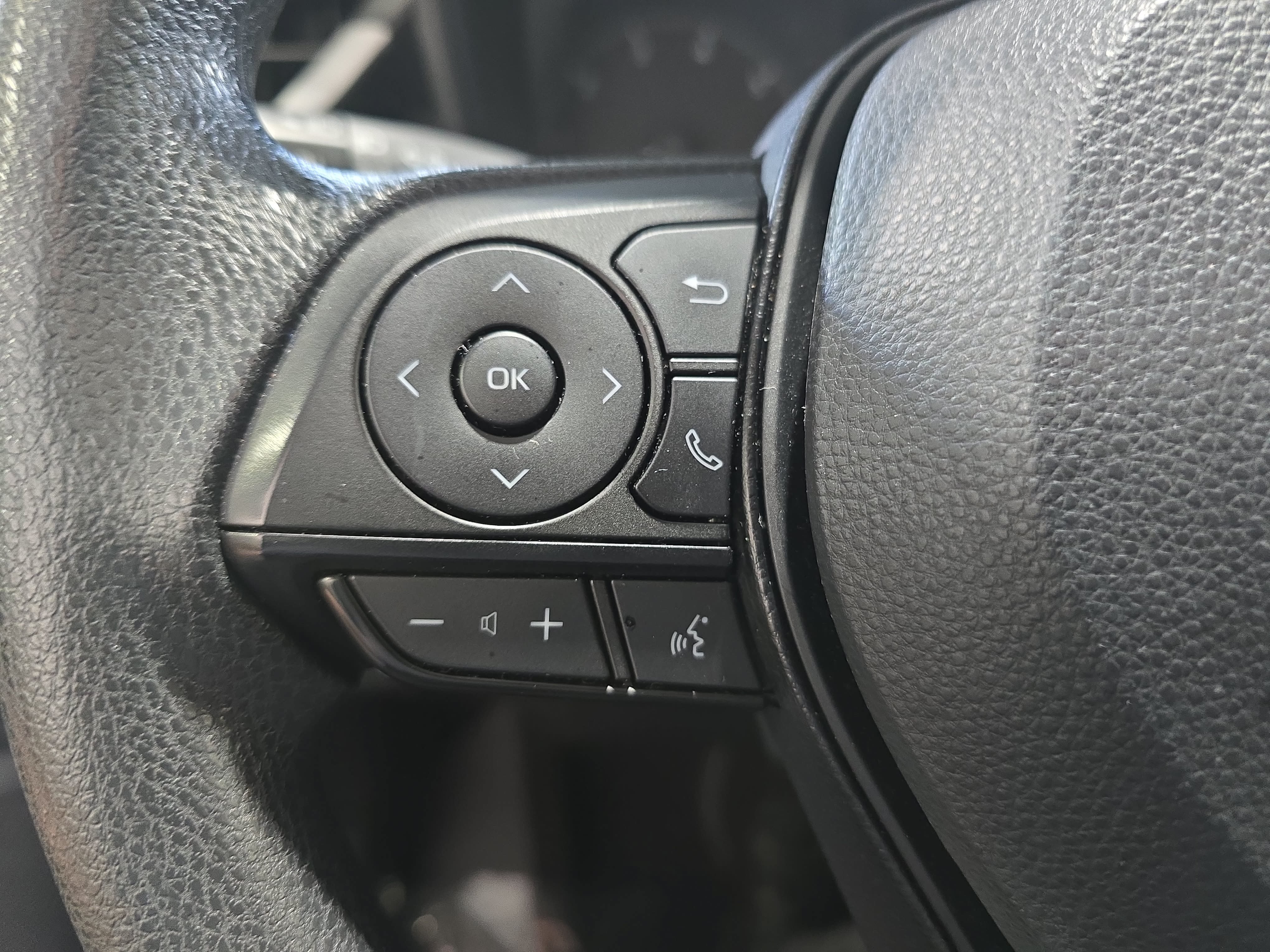 Used 2025 Toyota Corolla LE w/ LE Premium Package FWD image 17