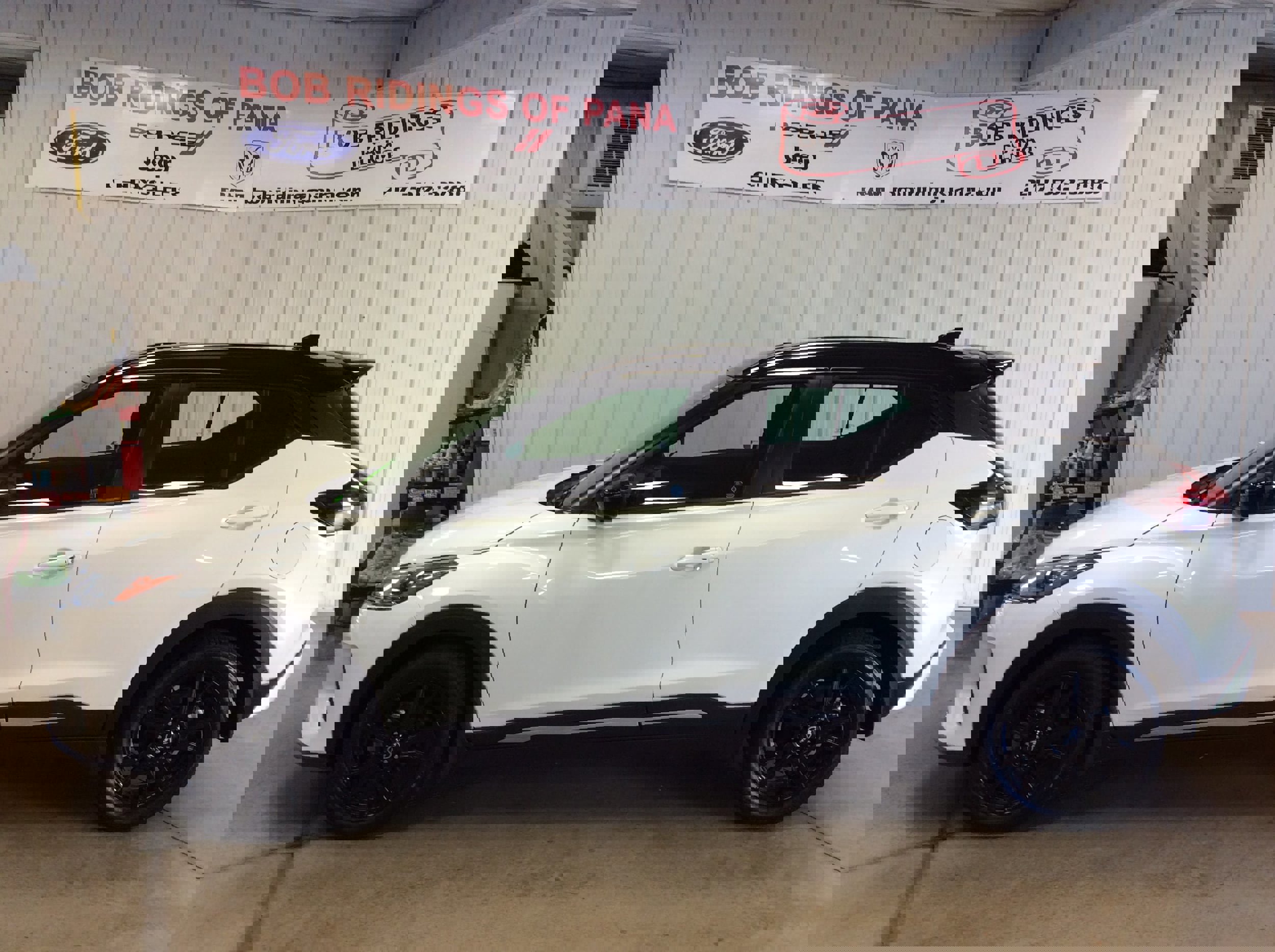 Used 2024 Nissan Kicks SR image 2