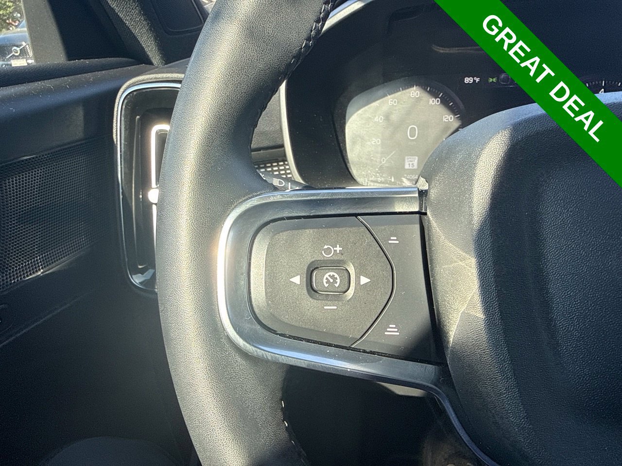 Used 2022 Volvo XC40 T4 R-Design FWD image 19