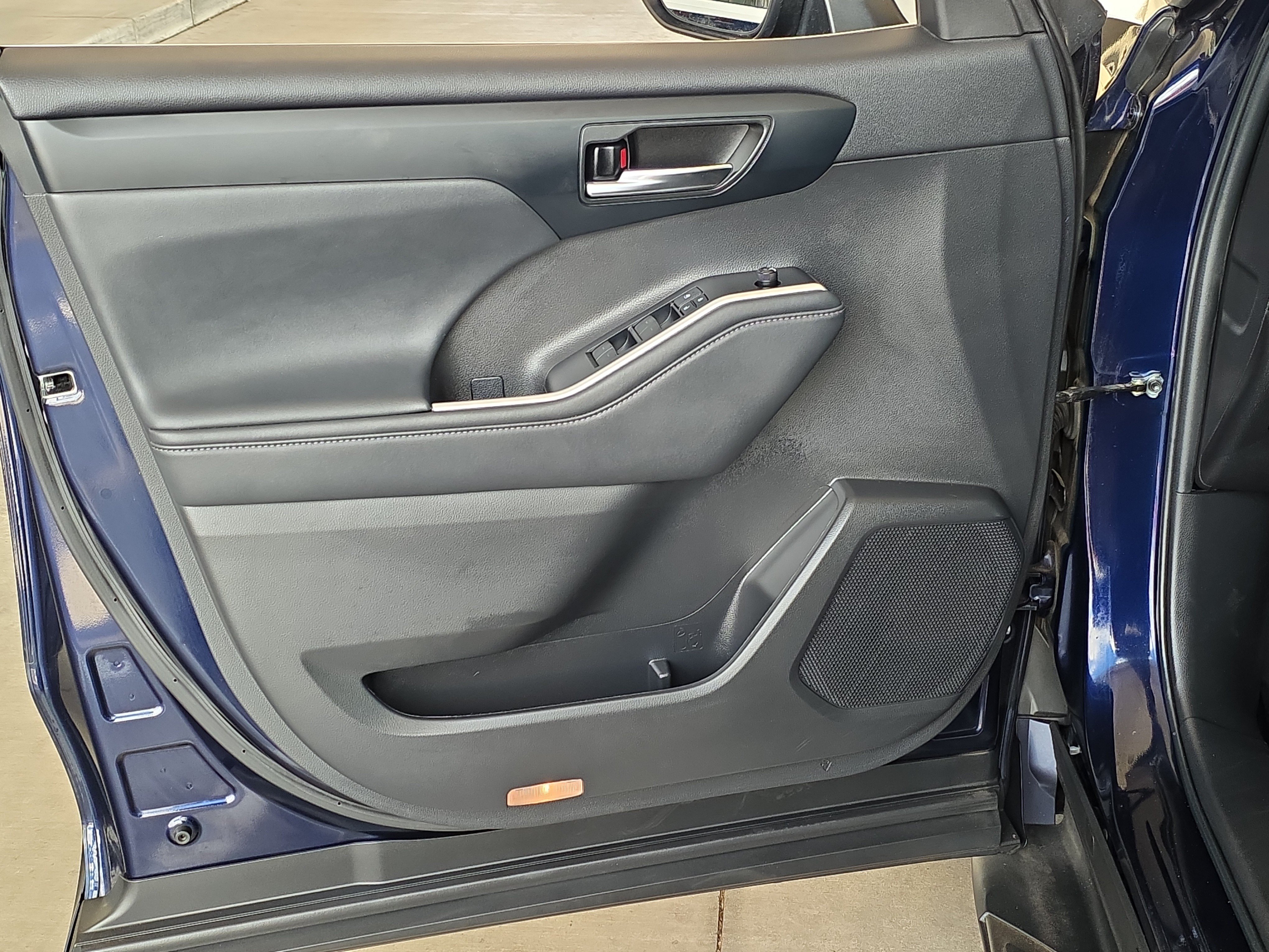Used 2022 Toyota Highlander XLE FWD image 9