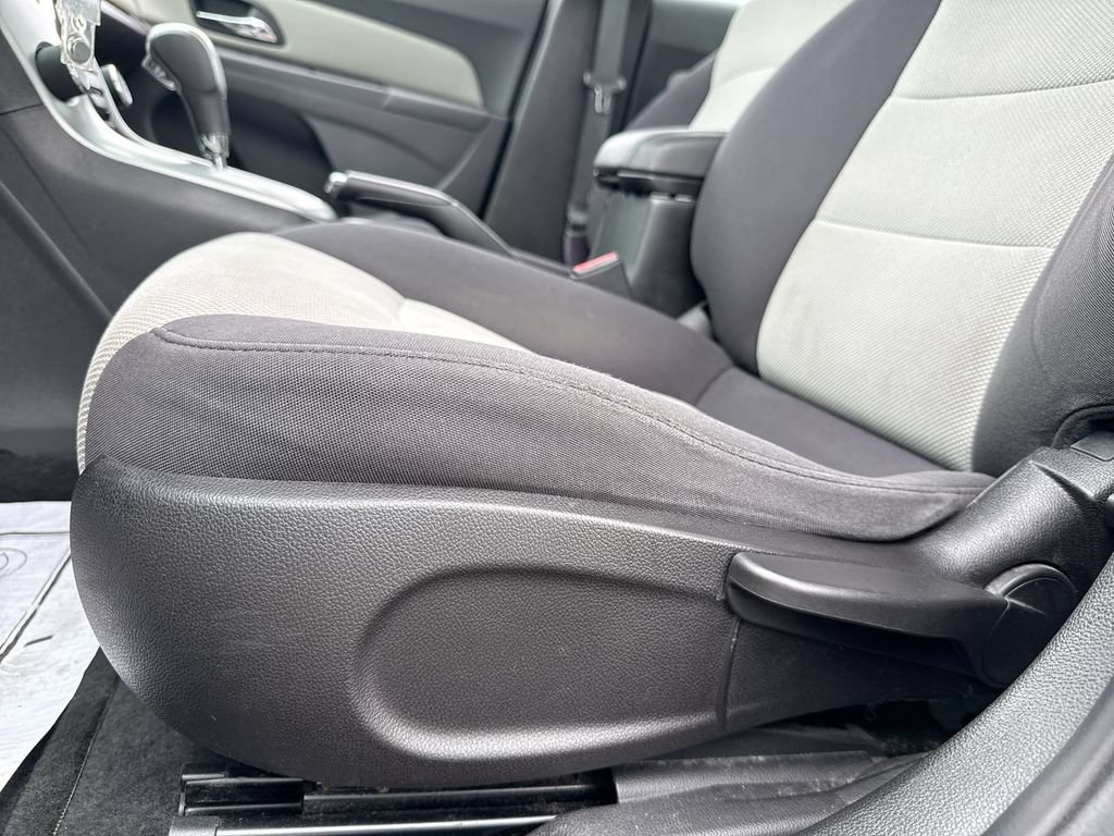 Used 2013 Chevrolet Cruze LS FWD image 12