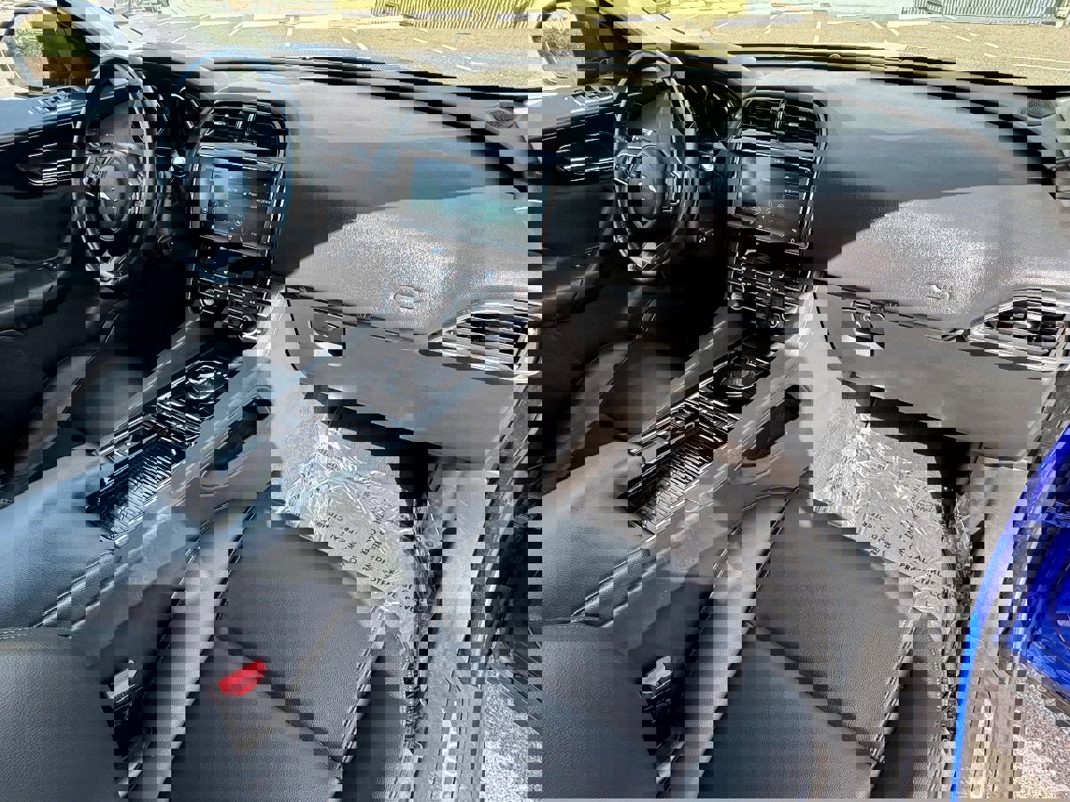 Used 2020 Jaguar F-PACE Premium image 12