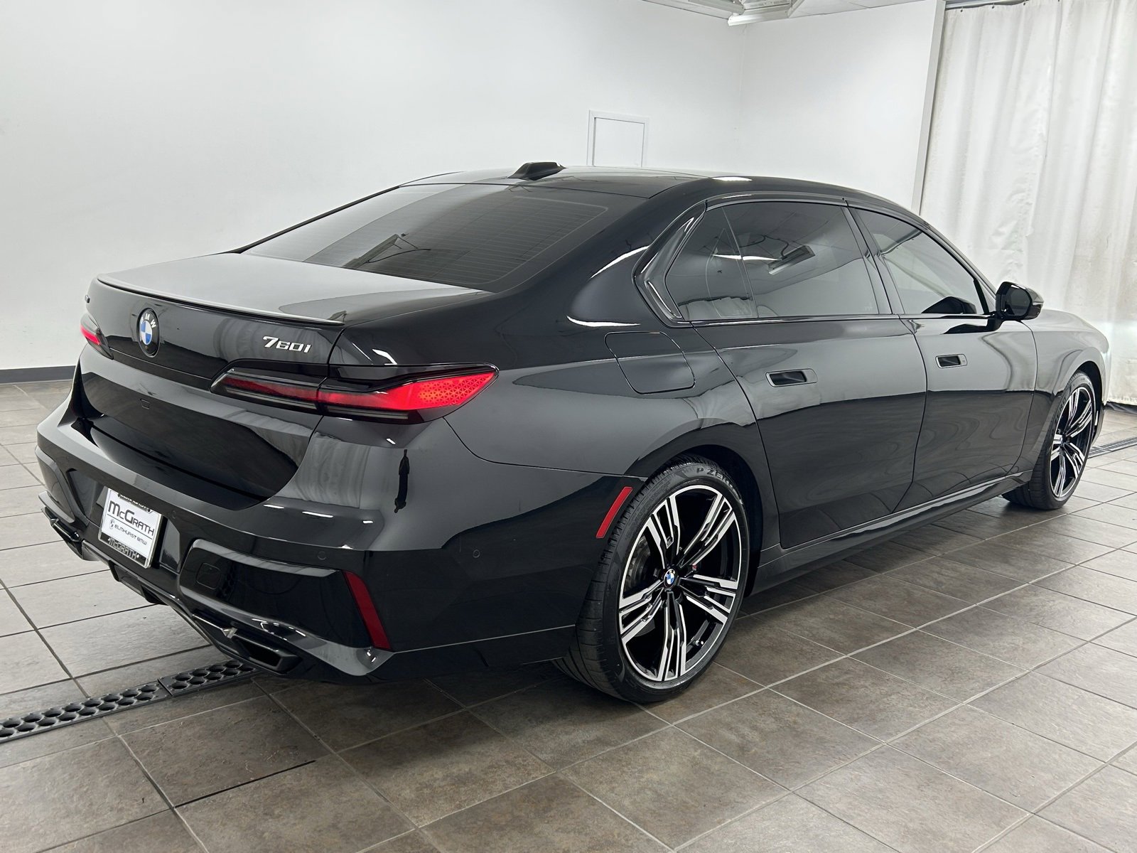 Used 2025 BMW 760i xDrive w/ Premium Package image 5