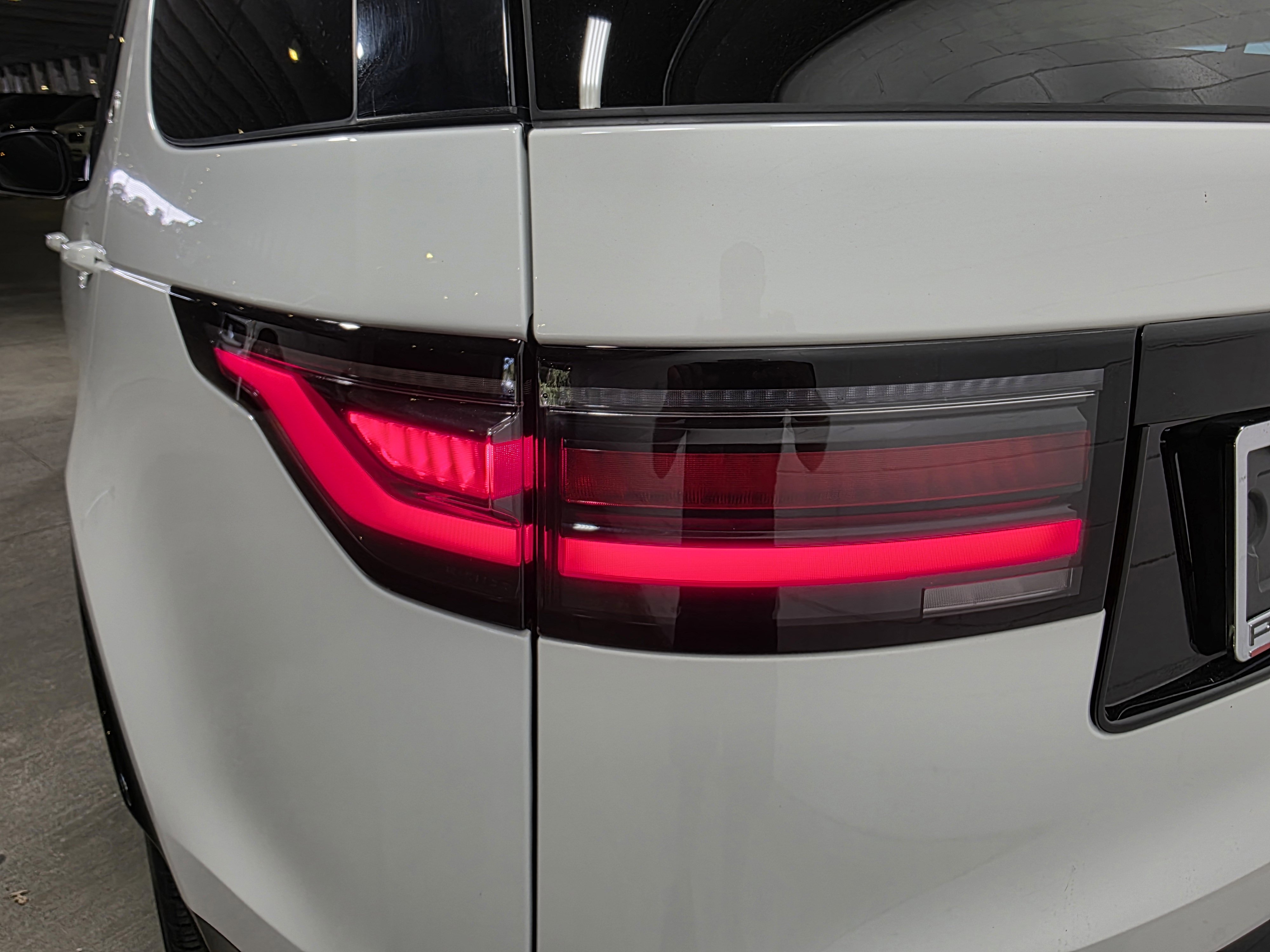 Used 2024 Land Rover Discovery Metropolitan Edition image 15