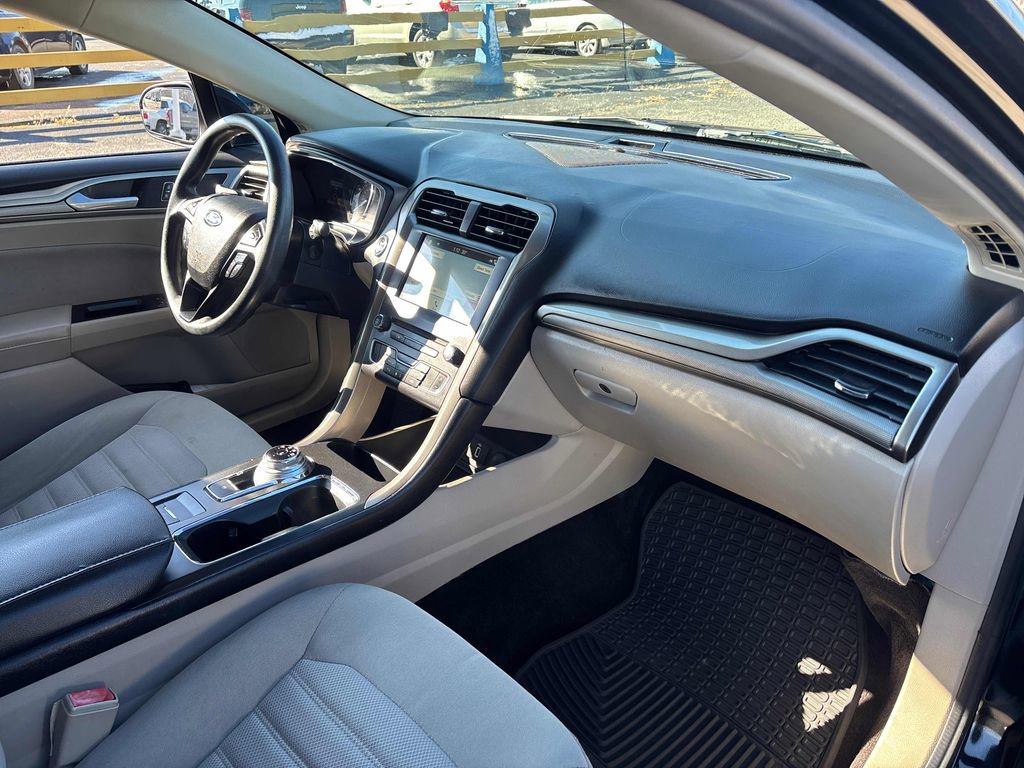 Used 2017 Ford Fusion SE w/ Fusion SE Technology Package image 44