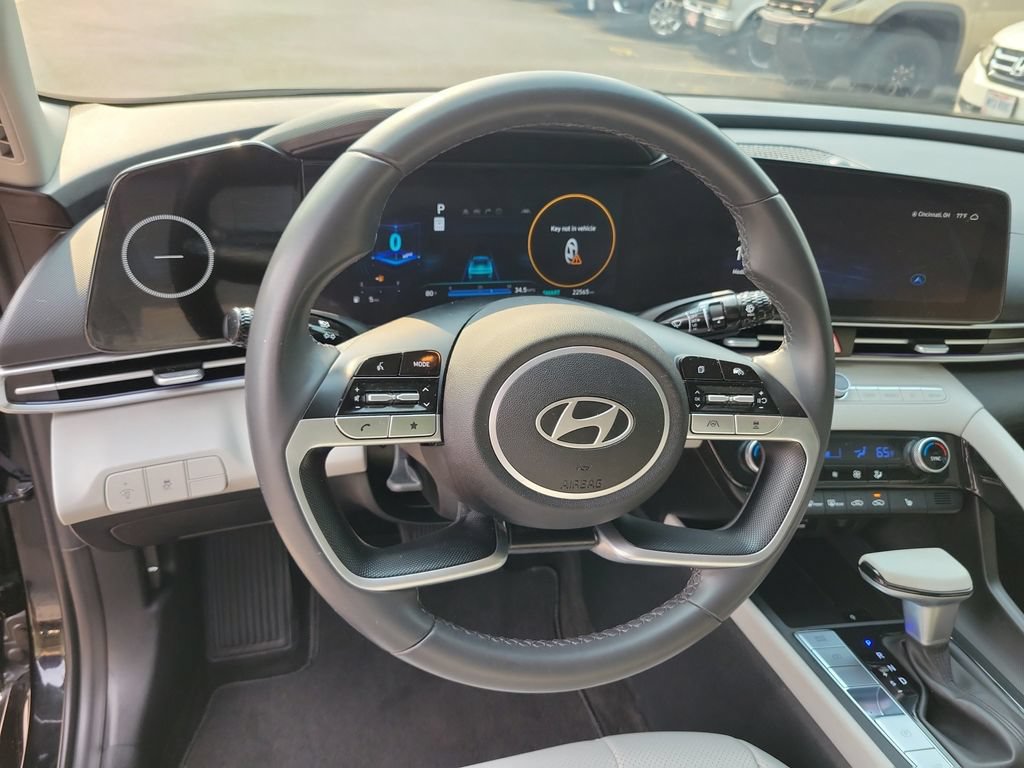 Used 2025 Hyundai Elantra Limited FWD image 23