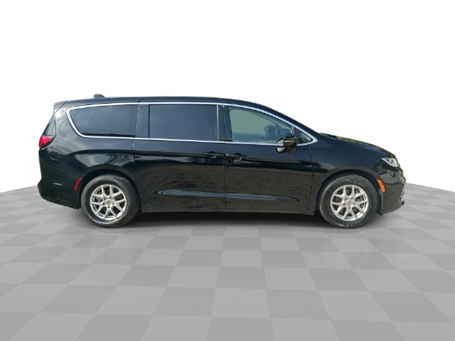 Used 2024 Chrysler Pacifica Touring-L FWD image 10
