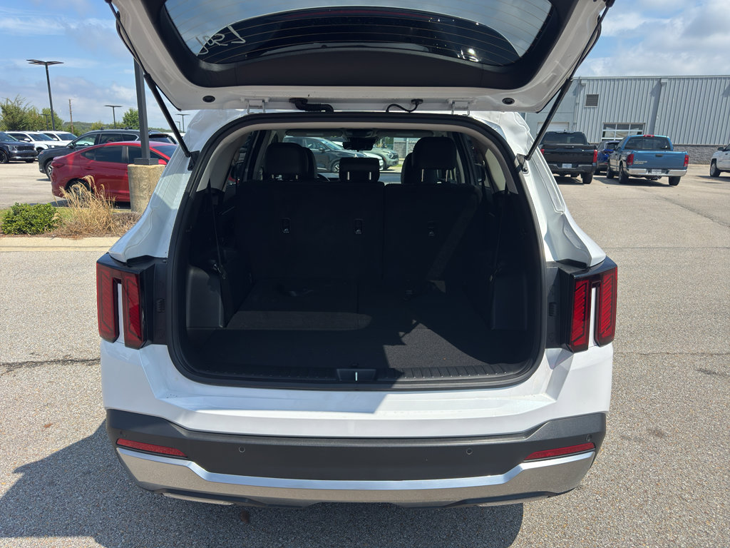 Used 2025 Kia Sorento S image 9