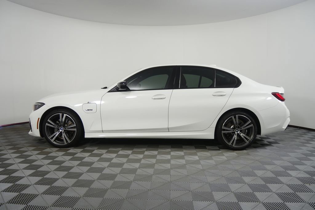 Used 2022 BMW 330e w/ M Sport Package RWD image 6