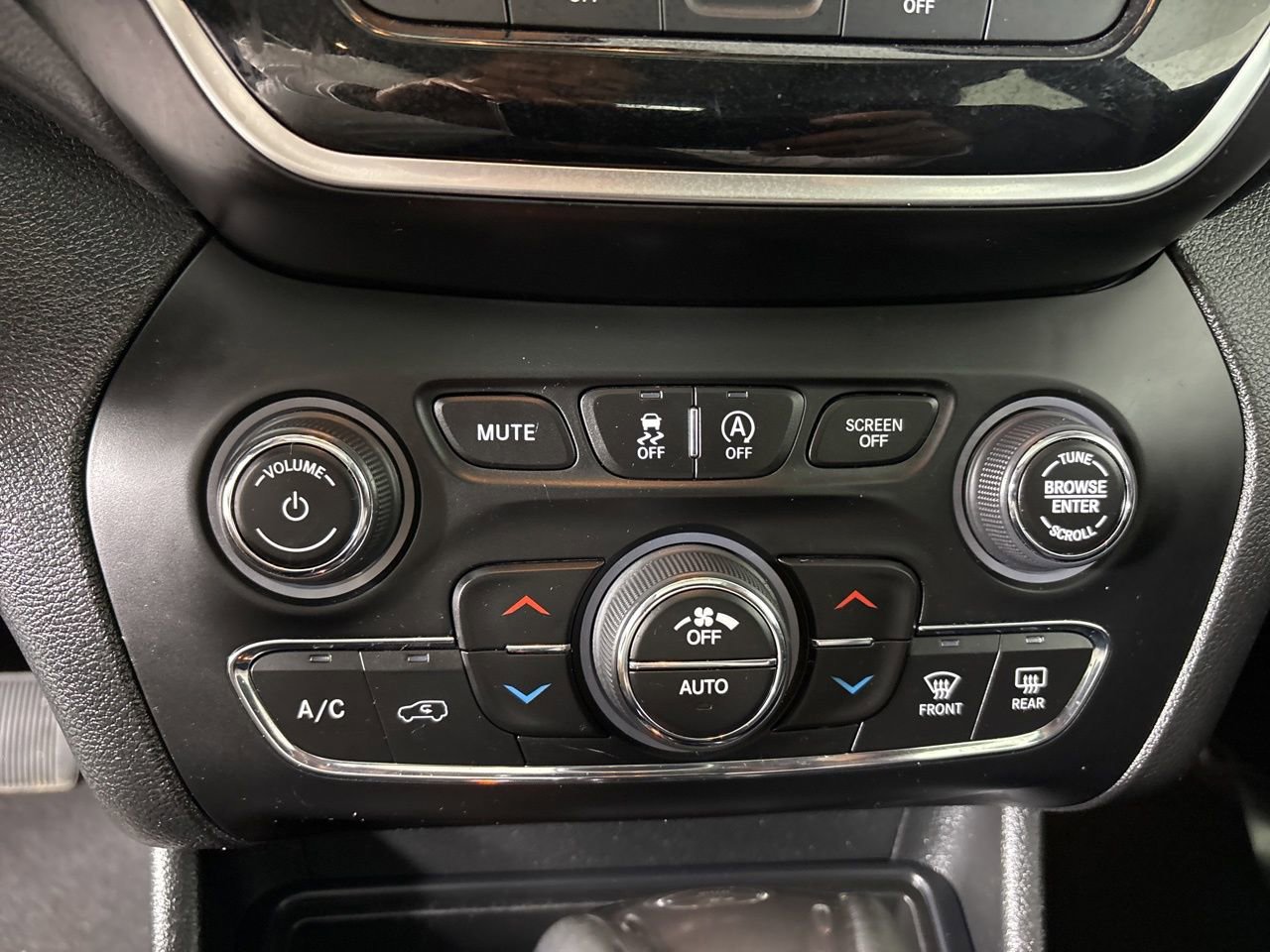 Used 2021 Jeep Cherokee Limited image 19