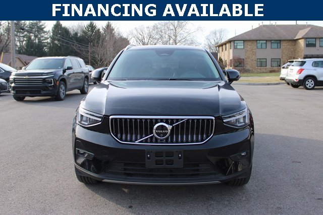 Used 2025 Volvo XC40 B5 Plus image 3