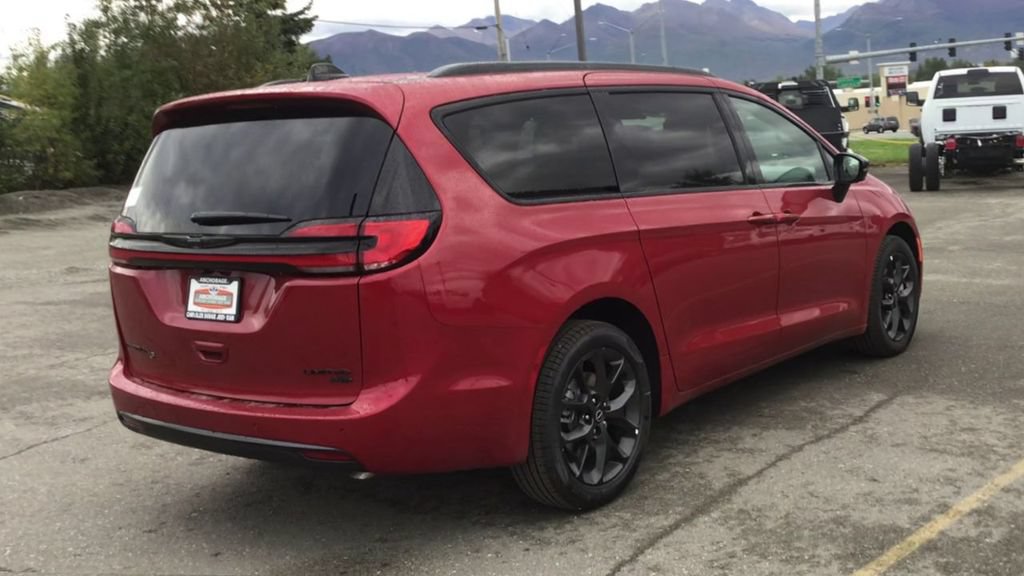 New 2026 Chrysler Pacifica Limited w/ S Appearance Package AWD/4WD image 8