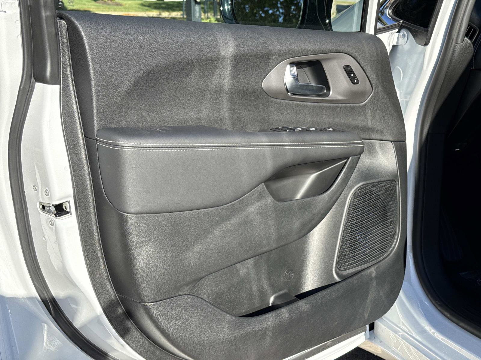 New 2026 Chrysler Pacifica Select image 19