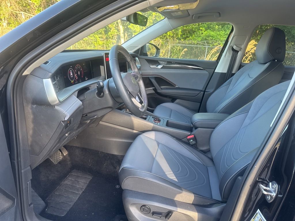 Used 2025 Volkswagen Tiguan SE FWD image 18