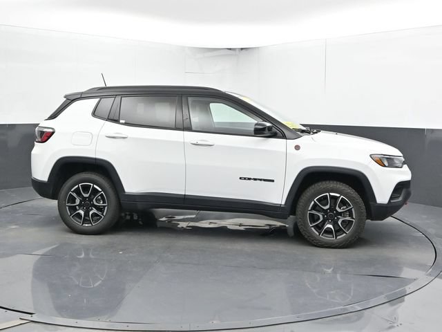 Used 2025 Jeep Compass Trailhawk AWD/4WD image 4