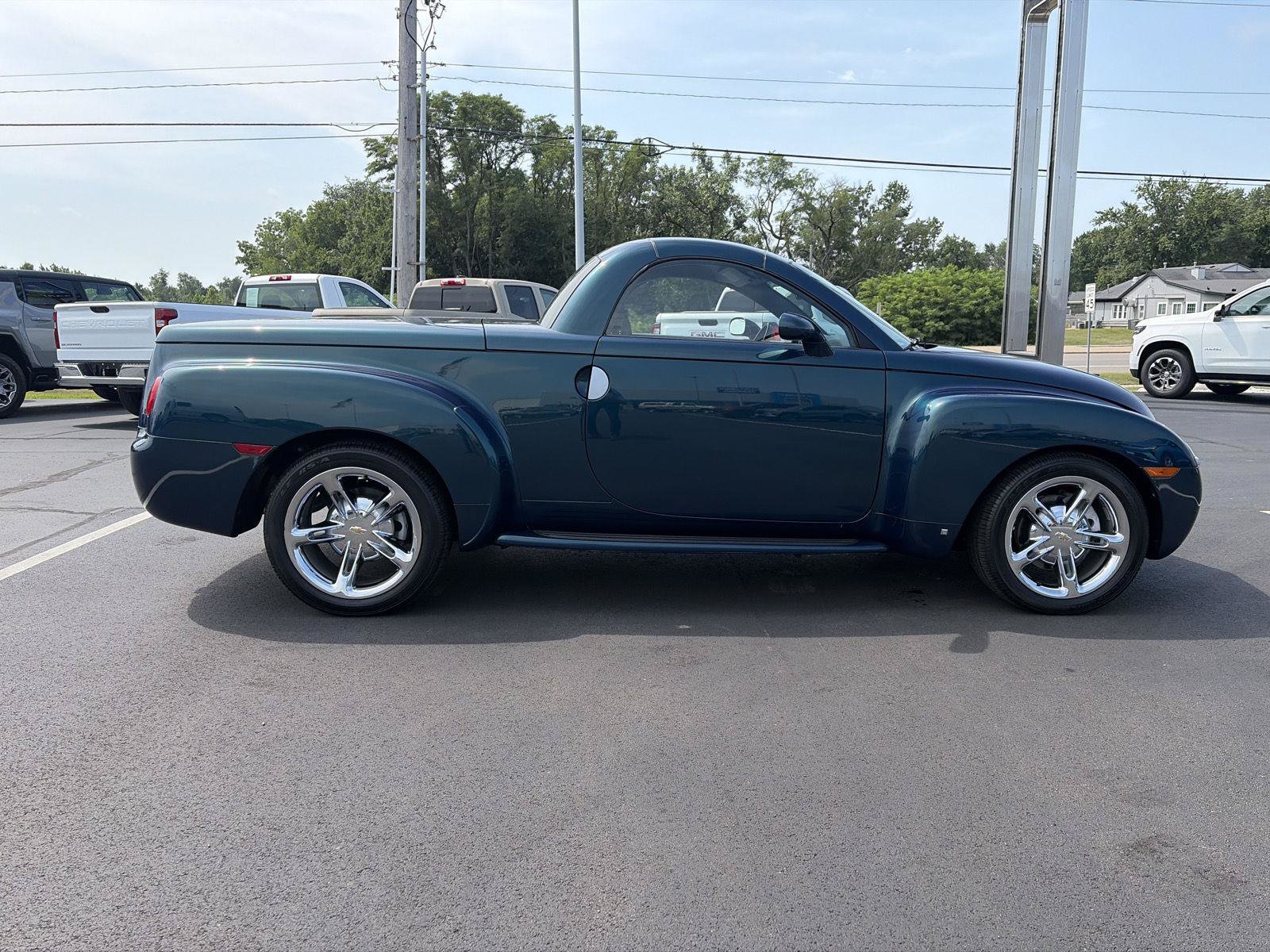 Used 2006 Chevrolet SSR w/ Preferred Equipment Group RWD image 2