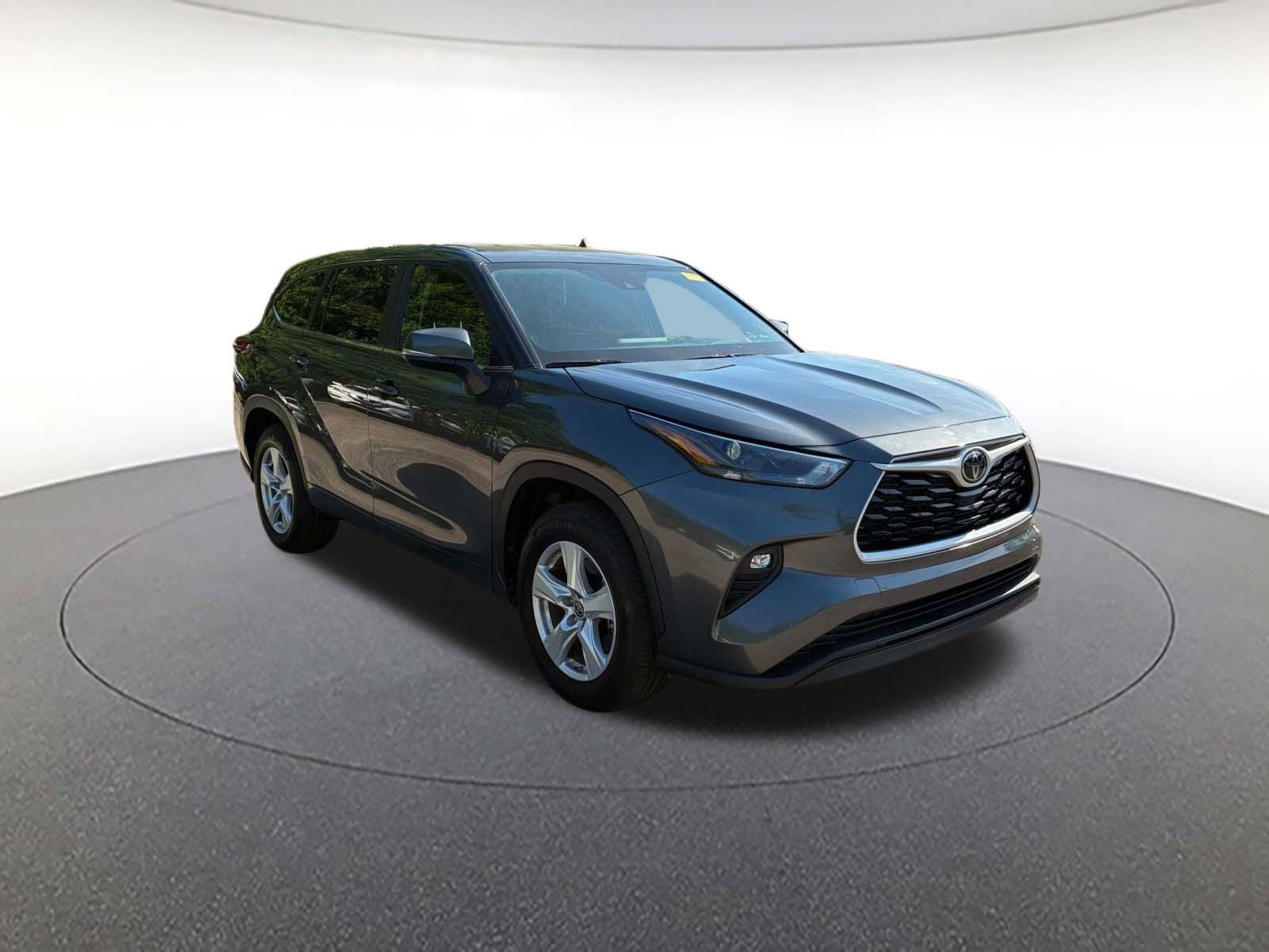 Used 2025 Toyota Highlander LE image 1