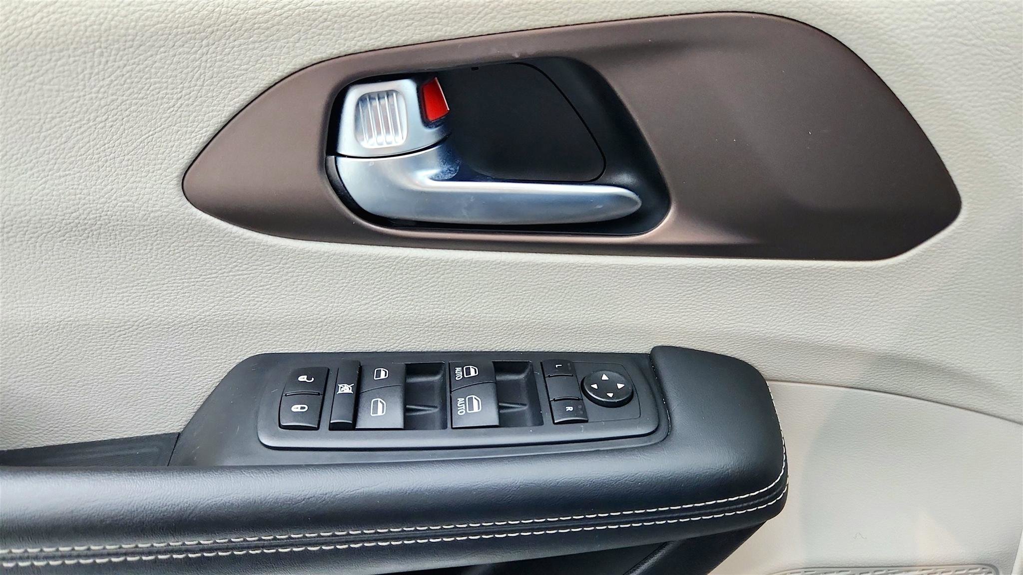 Used 2023 Chrysler Voyager LX FWD image 39