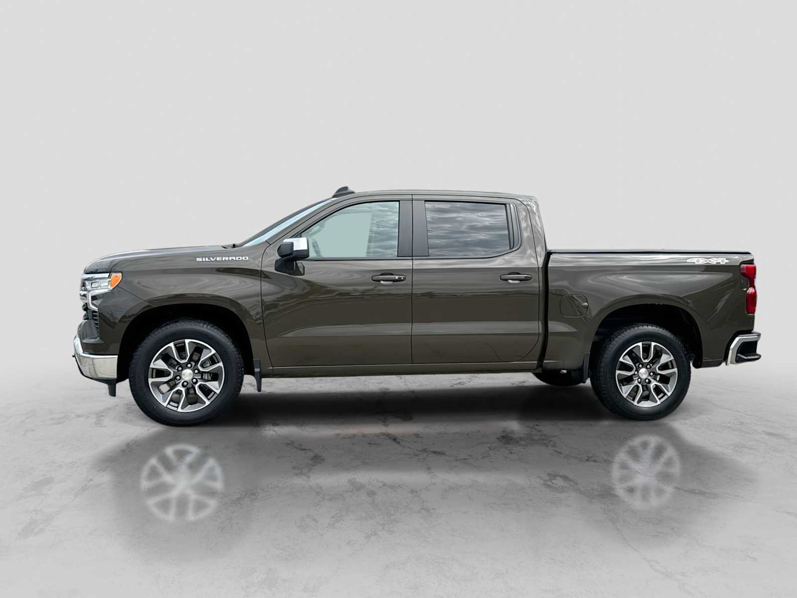 Used 2023 Chevrolet Silverado 1500 LT AWD/4WD image 3