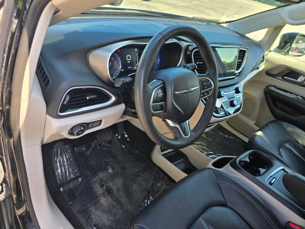 Used 2024 Chrysler Pacifica Touring-L FWD image 24