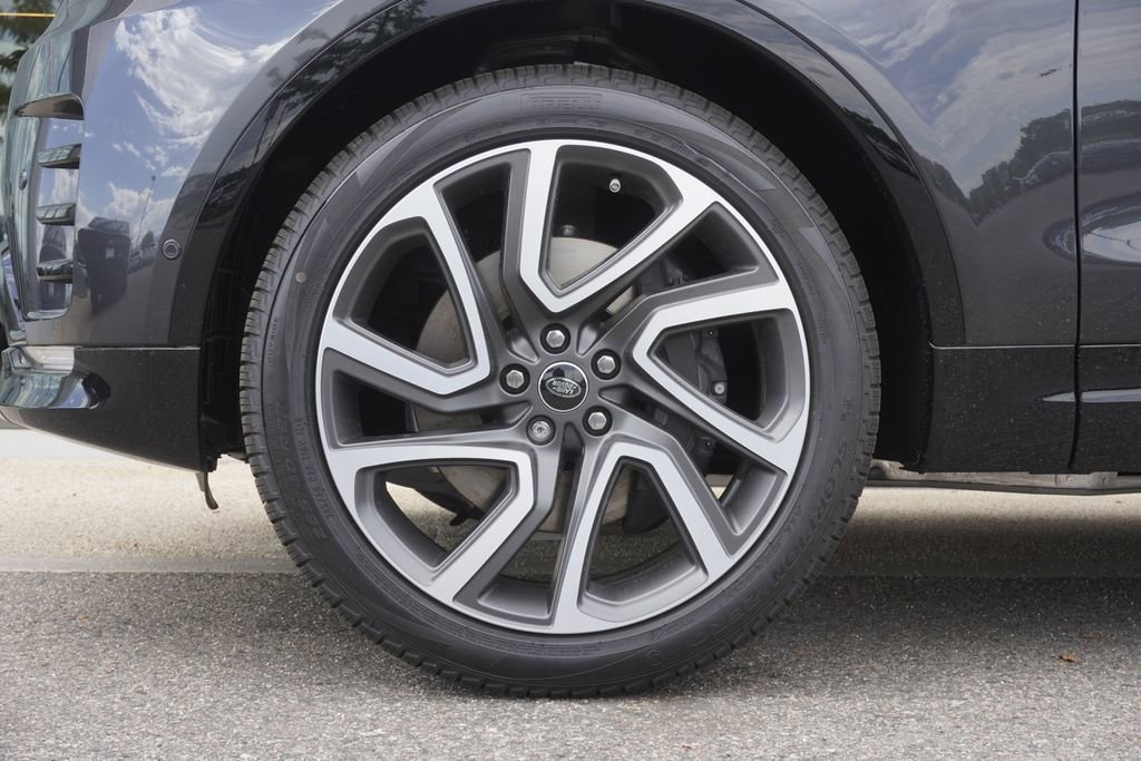 New 2025 Land Rover Discovery Dynamic SE image 32