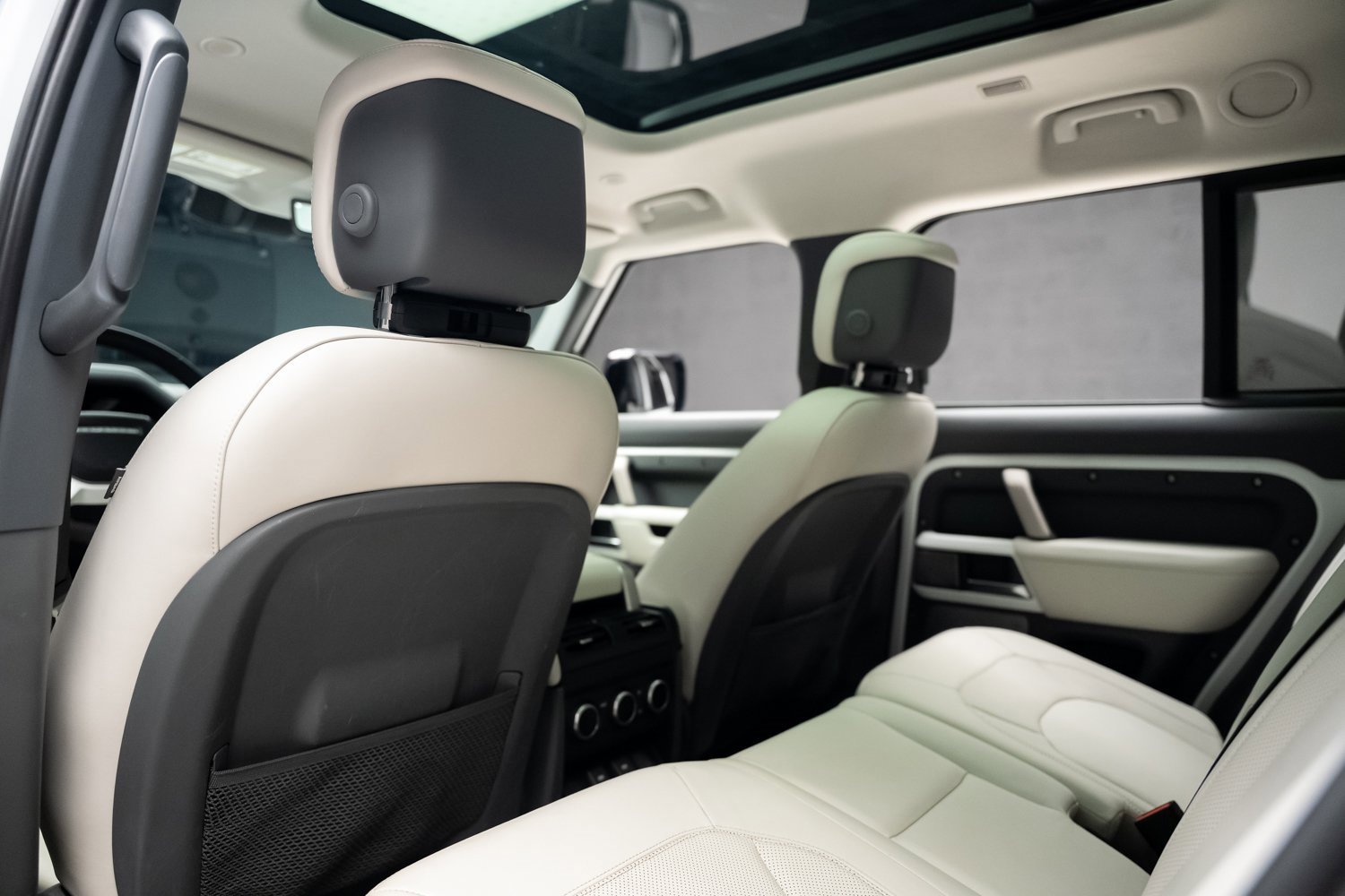 Used 2023 Land Rover Defender 130 First Edition image 71