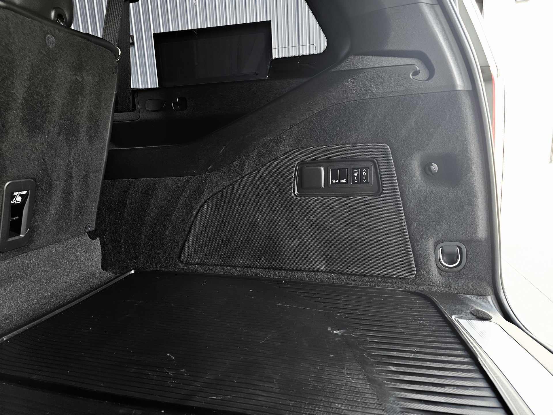 Used 2022 Cadillac Escalade ESV Premium Luxury w/ LPO, Floor Liner Package image 32