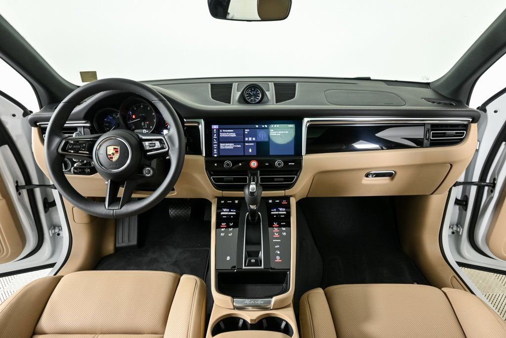 Certified 2025 Porsche Macan image 18