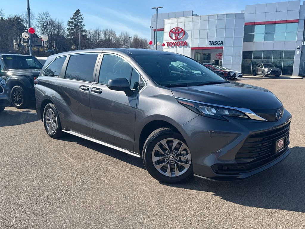 Used 2025 Toyota Sienna LE image 1