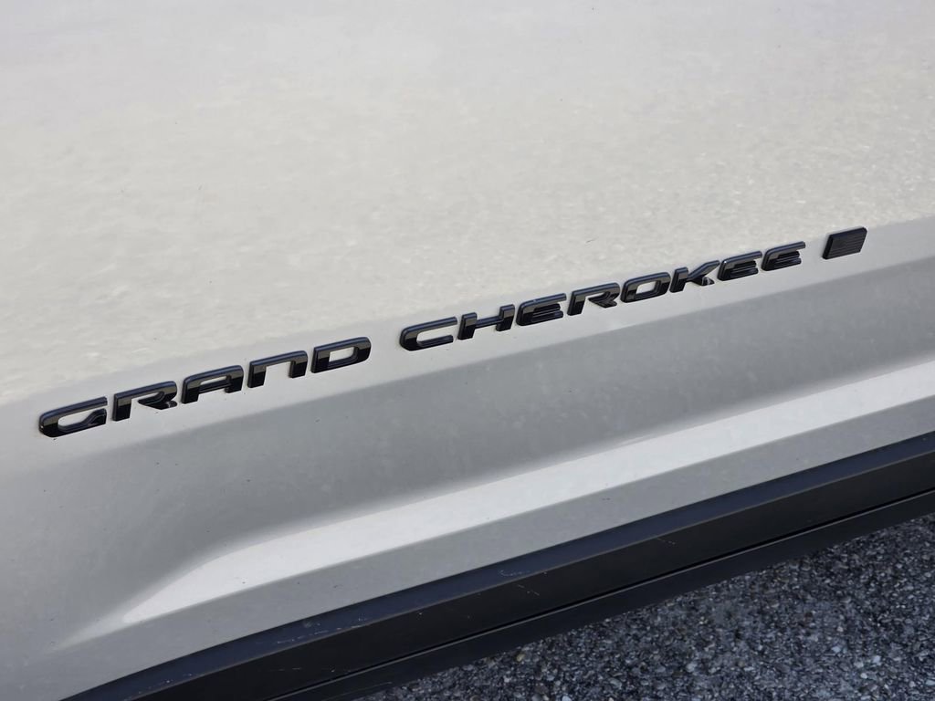 Used 2025 Jeep Grand Cherokee Altitude image 31