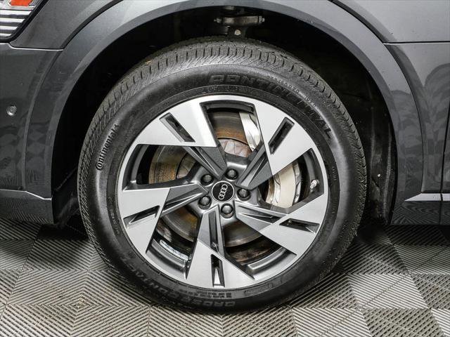 Used 2022 Audi e-tron Premium w/ Convenience Plus Package AWD/4WD image 38