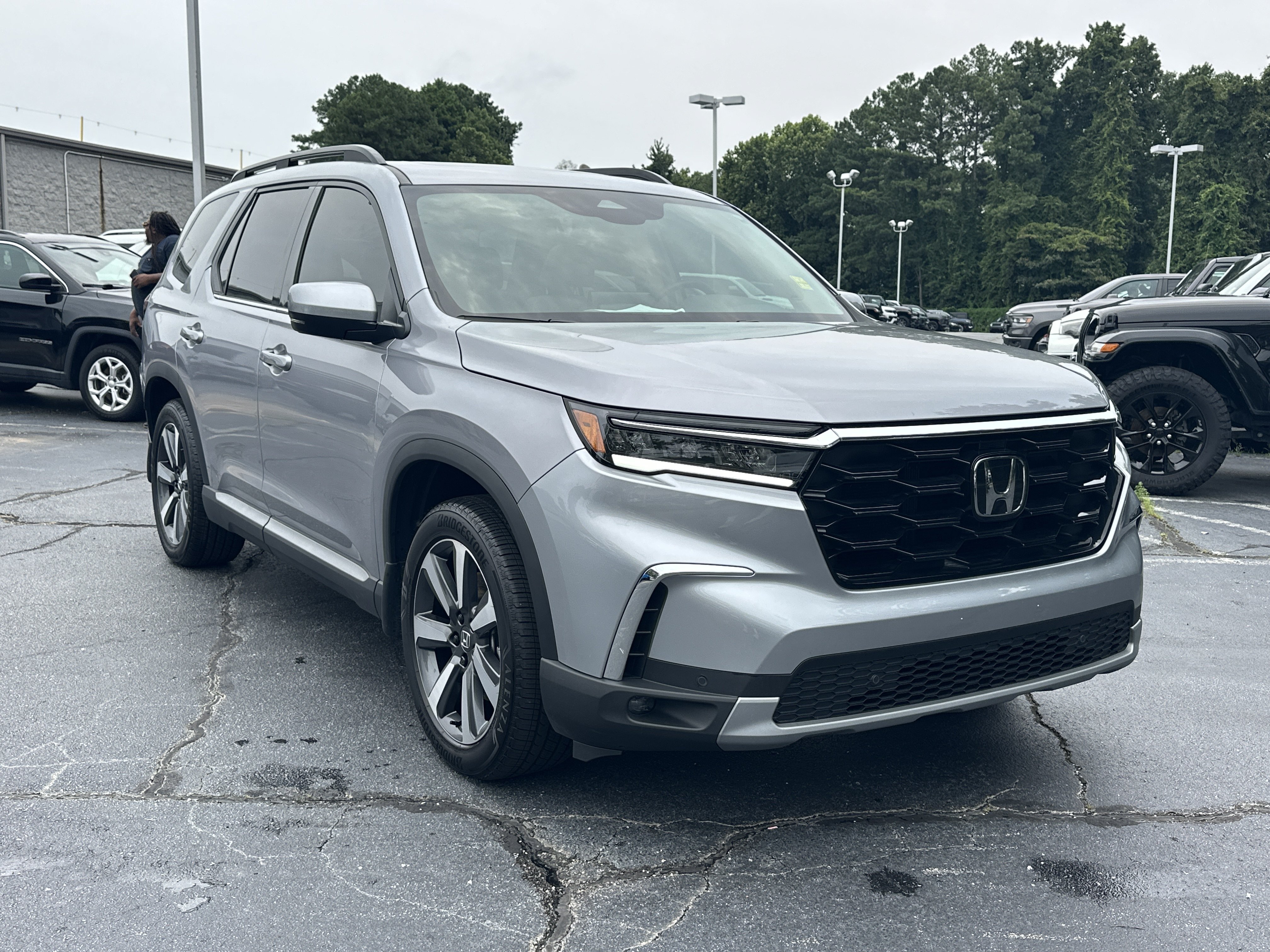 Used 2025 Honda Pilot Touring image 2