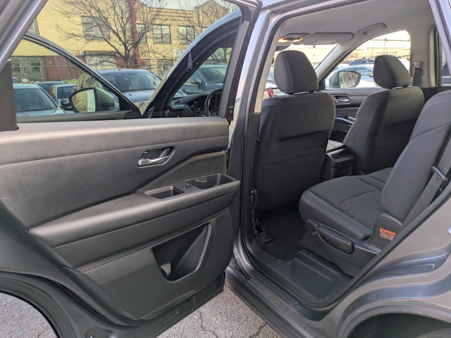 Used 2022 Nissan Pathfinder SV image 7