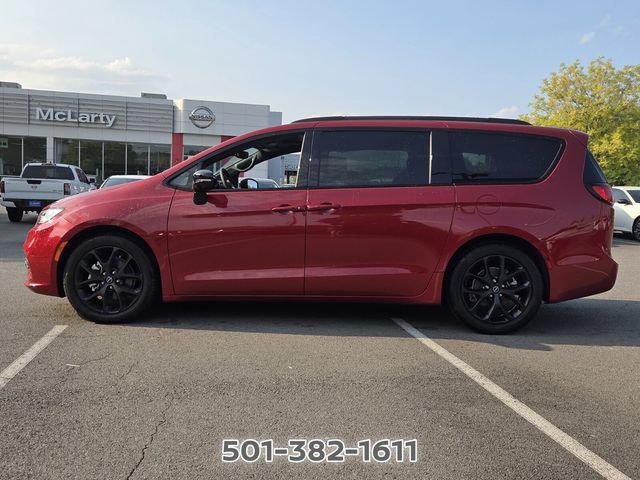 Used 2026 Chrysler Pacifica Limited w/ Uconnect Theater Family Group FWD image 2
