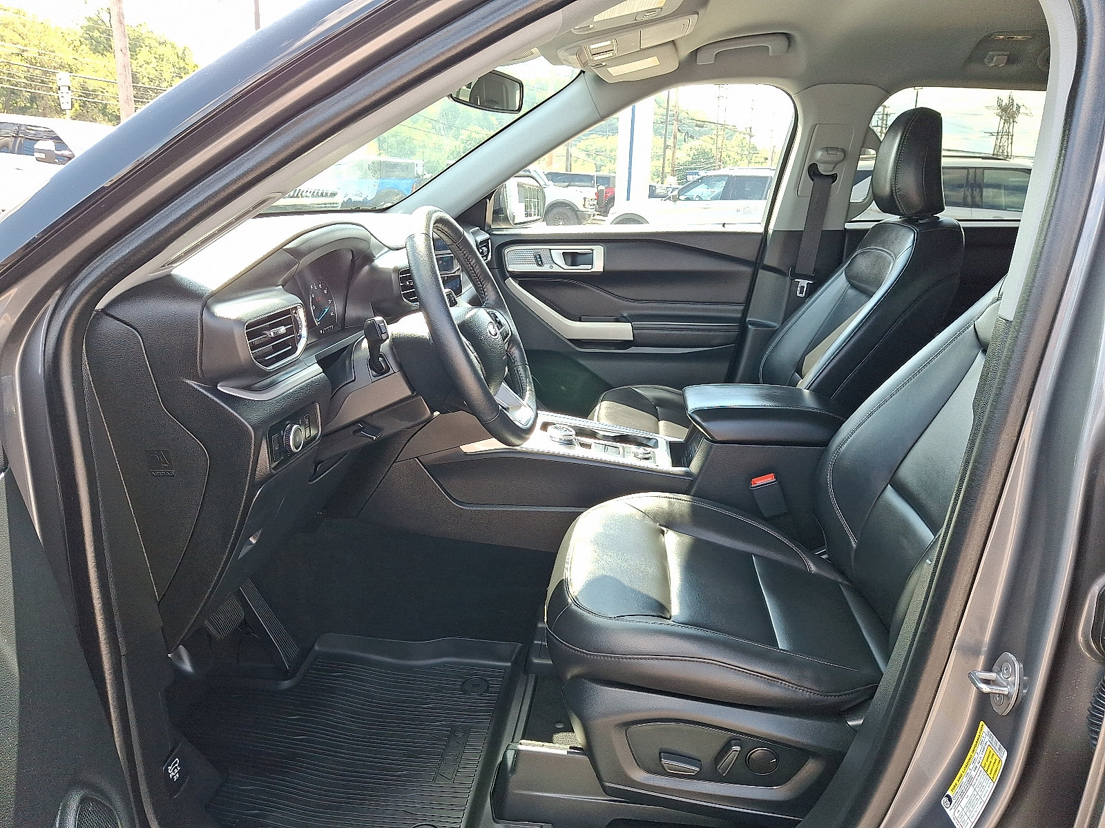 Used 2024 Ford Explorer XLT w/ Equipment Group 202A AWD/4WD image 14