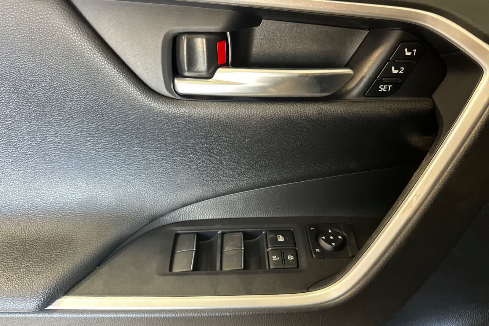 Used 2022 Toyota RAV4 Limited AWD/4WD image 15
