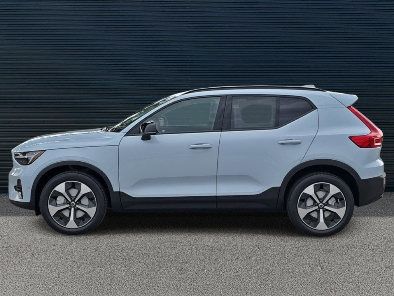 New 2026 Volvo XC40 B5 Plus w/ Protection Package Premier AWD/4WD image 3