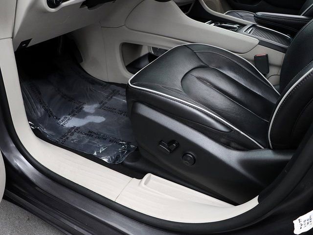Used 2023 Chrysler Pacifica Limited FWD image 24