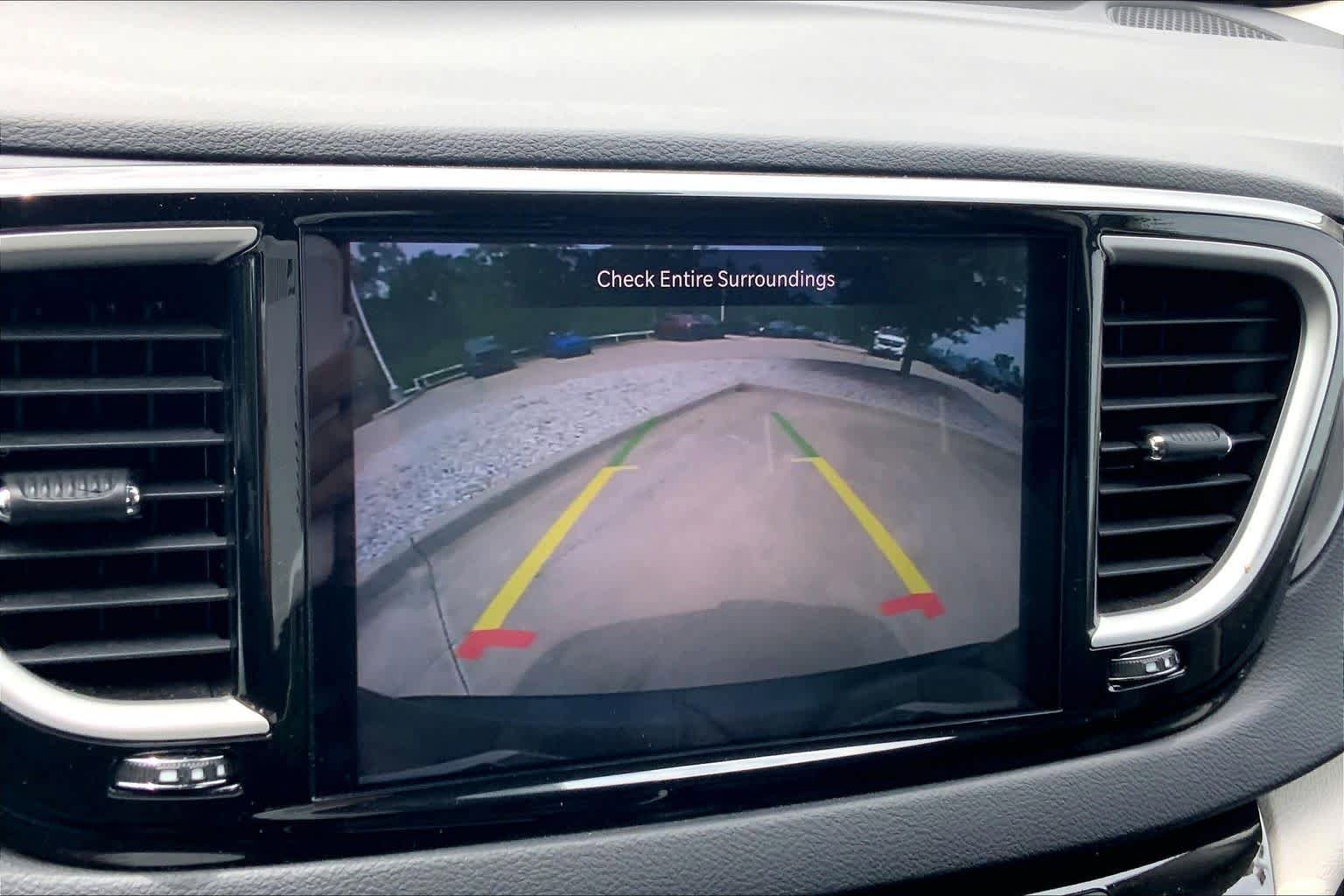 Used 2023 Chrysler Pacifica Touring-L FWD image 29